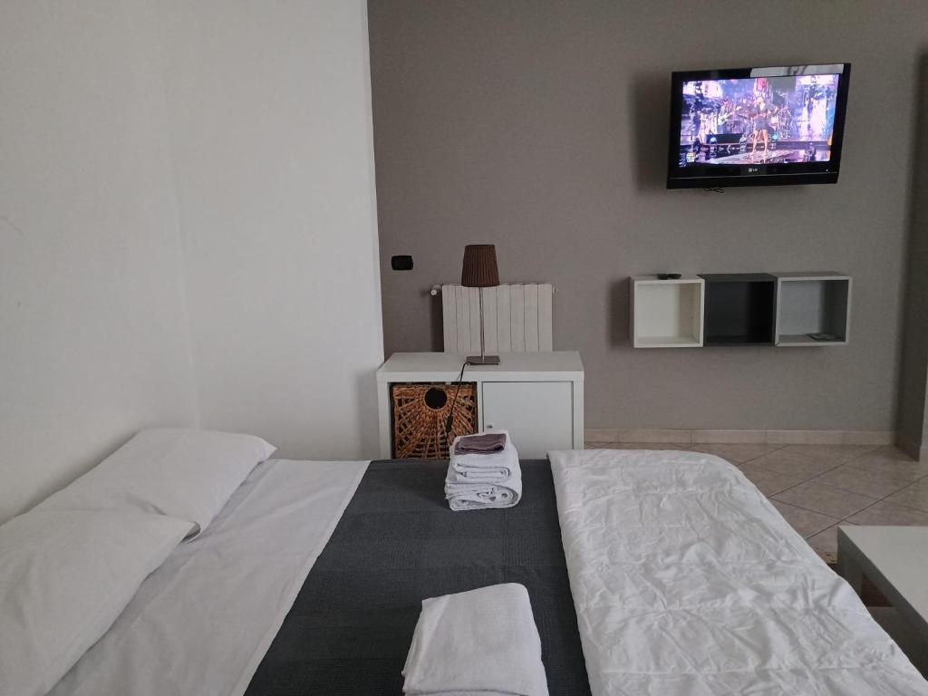 Schlafzimmer mit einem Bett und einem Flachbild-TV in der Unterkunft Casa Di Francesco in Velletri