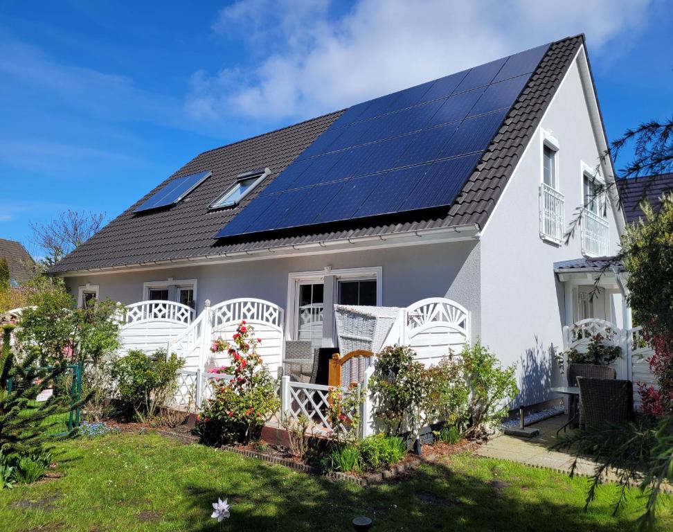 une maison avec des panneaux solaires sur le toit dans l'établissement Lilly & Fine, à Zingst