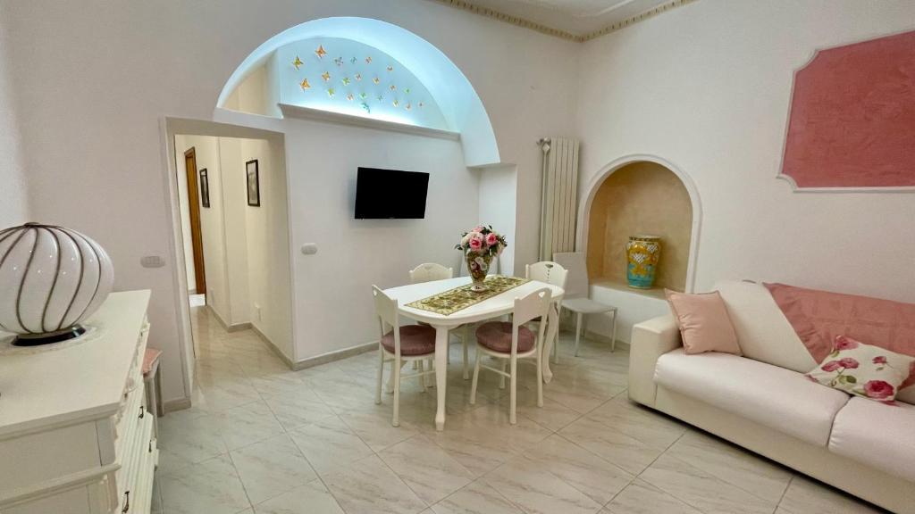 - un salon avec une table et un canapé dans l'établissement Casa Vacanza Trono Del Sol, à Vietri