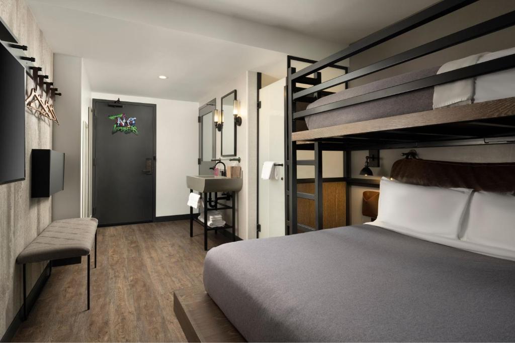Moxy Chicago Downtown photo