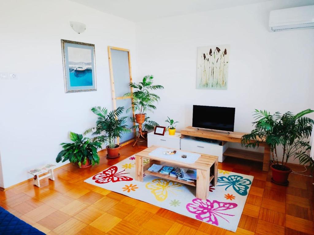 Televízia a/alebo spoločenská miestnosť v ubytovaní FoREST Heritage Apartment