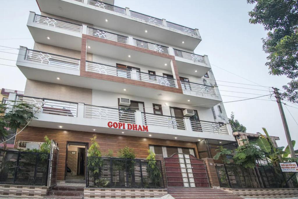 ein Gebäude mit einem Schild, das einen kühlen Abfluss liest in der Unterkunft Hotel Gopi Dham Ashram Haridwar Near Vrindavan in Haridwar