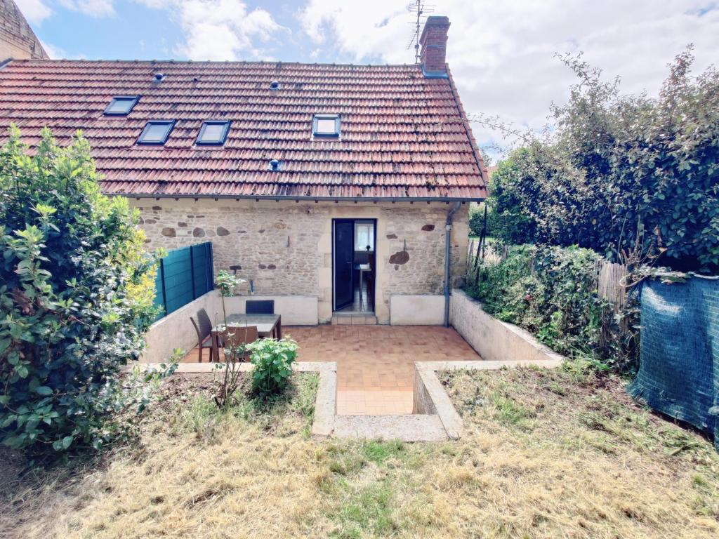 a brick house with a red roof at Maison 30m2 - 1 chambre - Jardin in Fontaine-Étoupefour