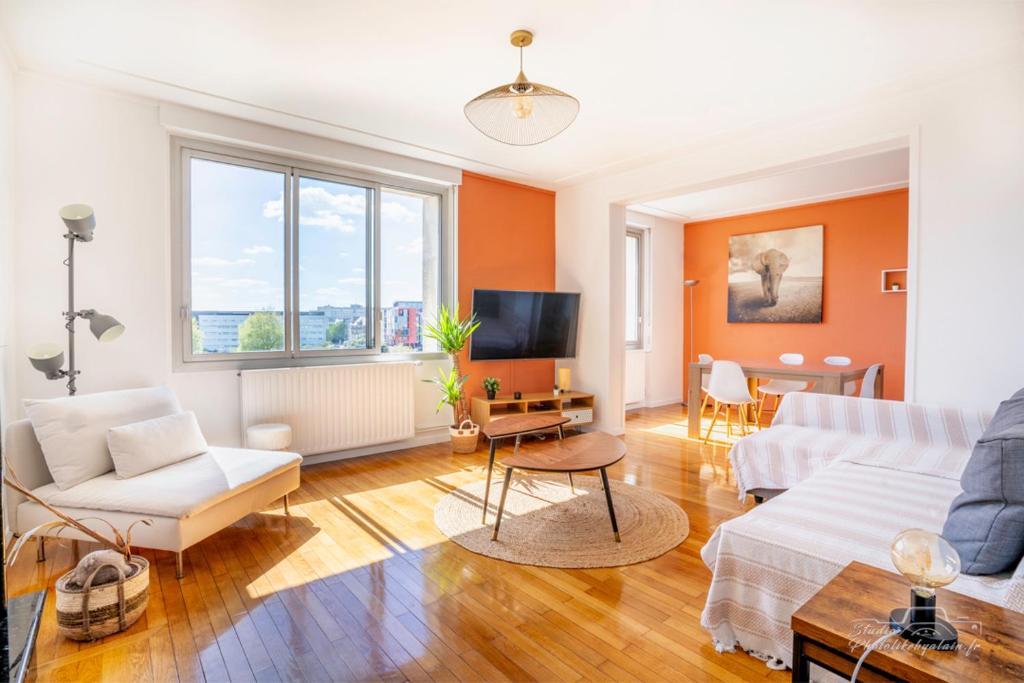 a living room with a couch and a table at Rêveries au bord de l’Erdre in Nantes