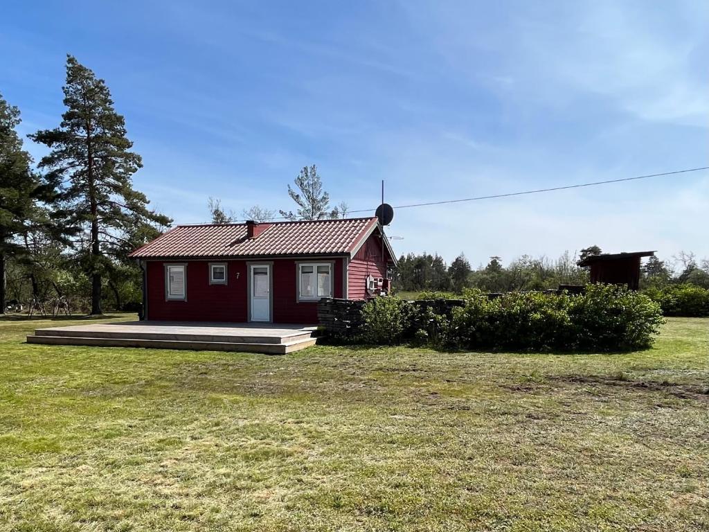 een klein rood huis in een veld bij Hörlösa in Löttorp