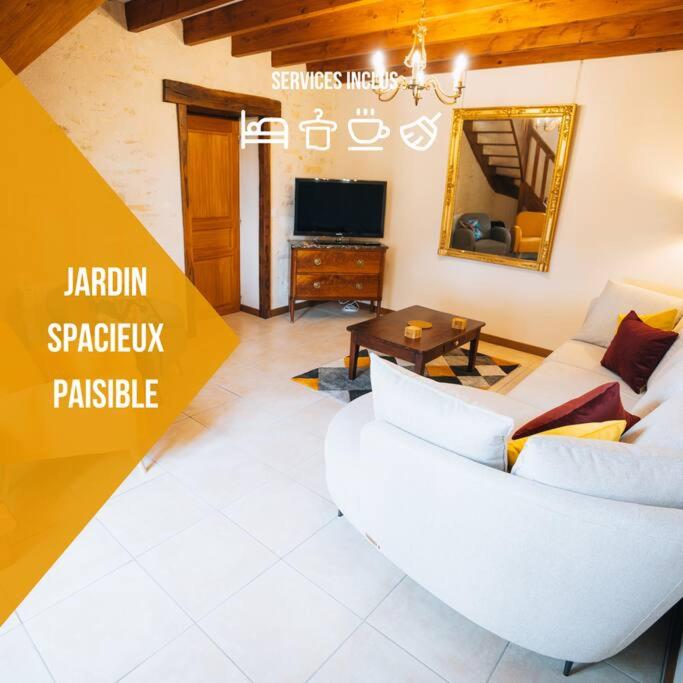 un salon avec un canapé blanc et une table dans l'établissement Le Beaumont • La Belle Campagne • La Plénitude, à Déols