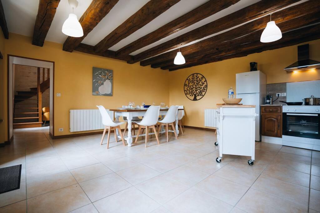 - une cuisine et une salle à manger avec une table et des chaises dans l'établissement Le Beaumont • La Belle Campagne • La Plénitude, à Déols
