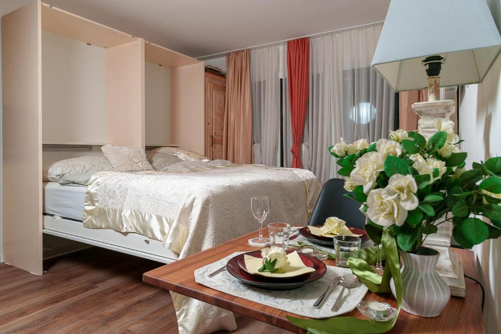倫茲堡的住宿－Villa Musica，一间卧室配有一张床和一张带食物盘的桌子