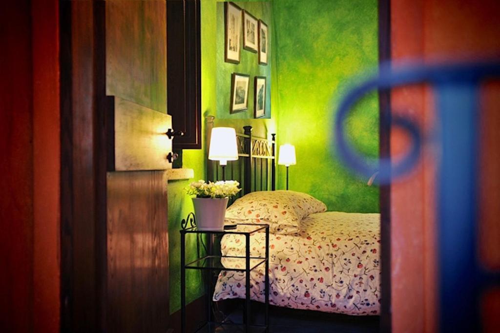 アナーニにあるIl Viaggiatoreのベッドルーム1室(ベッド1台、花のテーブル付)
