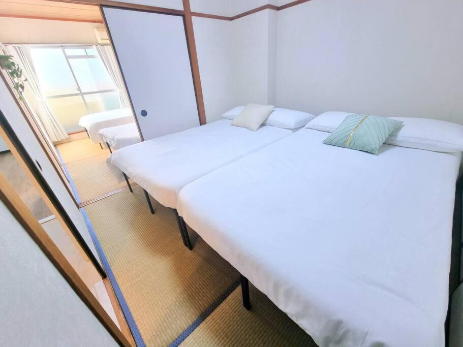 大阪市にある8人可能/部屋2つ/難波駅/大黒町駅 h503のボート内の小さな部屋のベッド2台