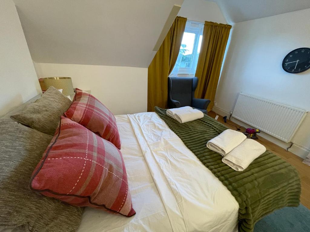 a bedroom with a bed with two pillows on it at Luxury Apartment in Surbiton, good access to London Waterloo in Surbiton