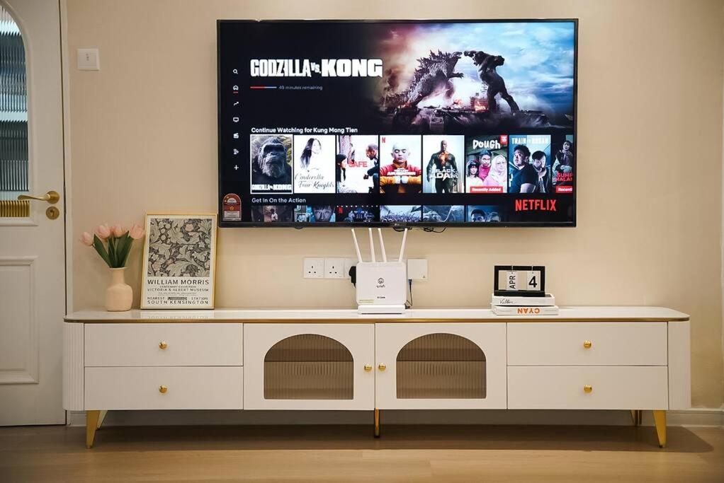 TV a/nebo společenská místnost v ubytování French Style Comfy Homestay Alor Setar 现代极简法式温馨民宿