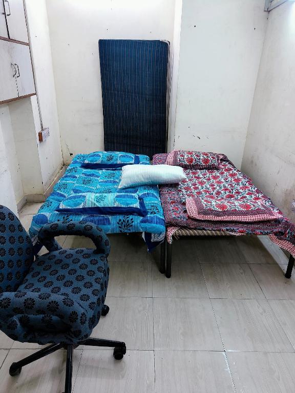 Кровать или кровати в номере Beutiful Room Near Dargah Sharif Ajmer