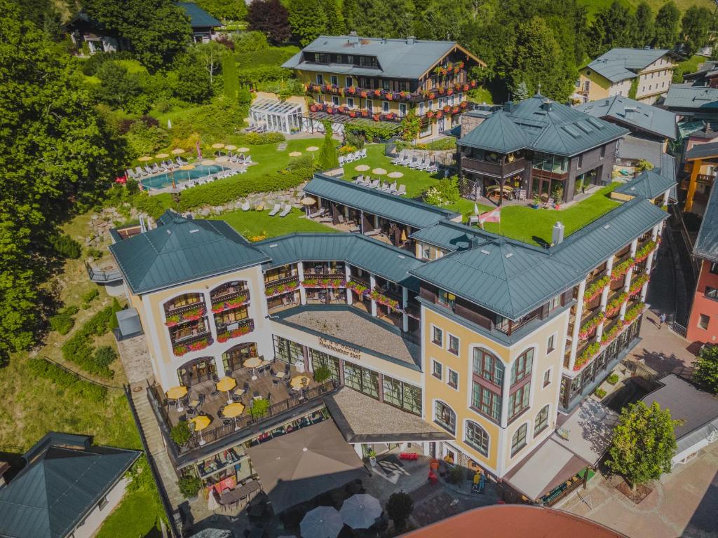 eine Luftansicht auf ein Gebäude mit Innenhof in der Unterkunft Hotel Saalbacher Hof in Saalbach-Hinterglemm