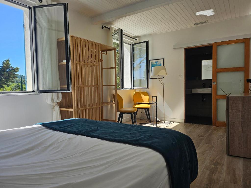 La Luberonne - Double Room With Pool View