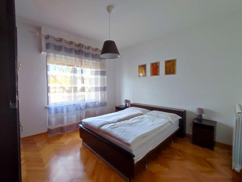 Giường trong phòng chung tại Coretti Rooms
