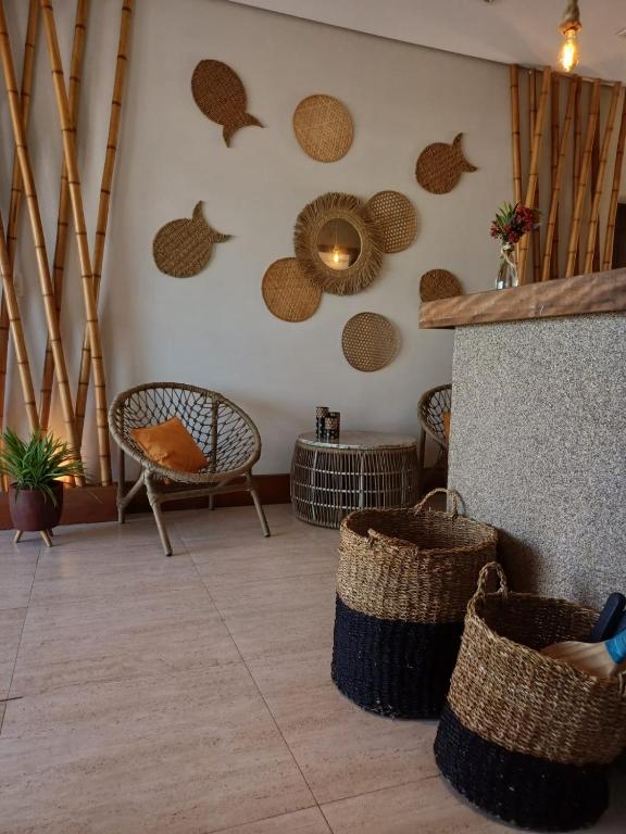 Uma área de estar em Casatua Pousada