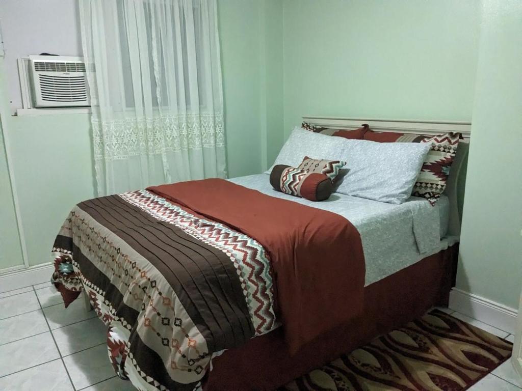 um quarto com uma cama grande com em 2BR 1BA, Modern Apartment with Aircon and Separate Pool House Access 