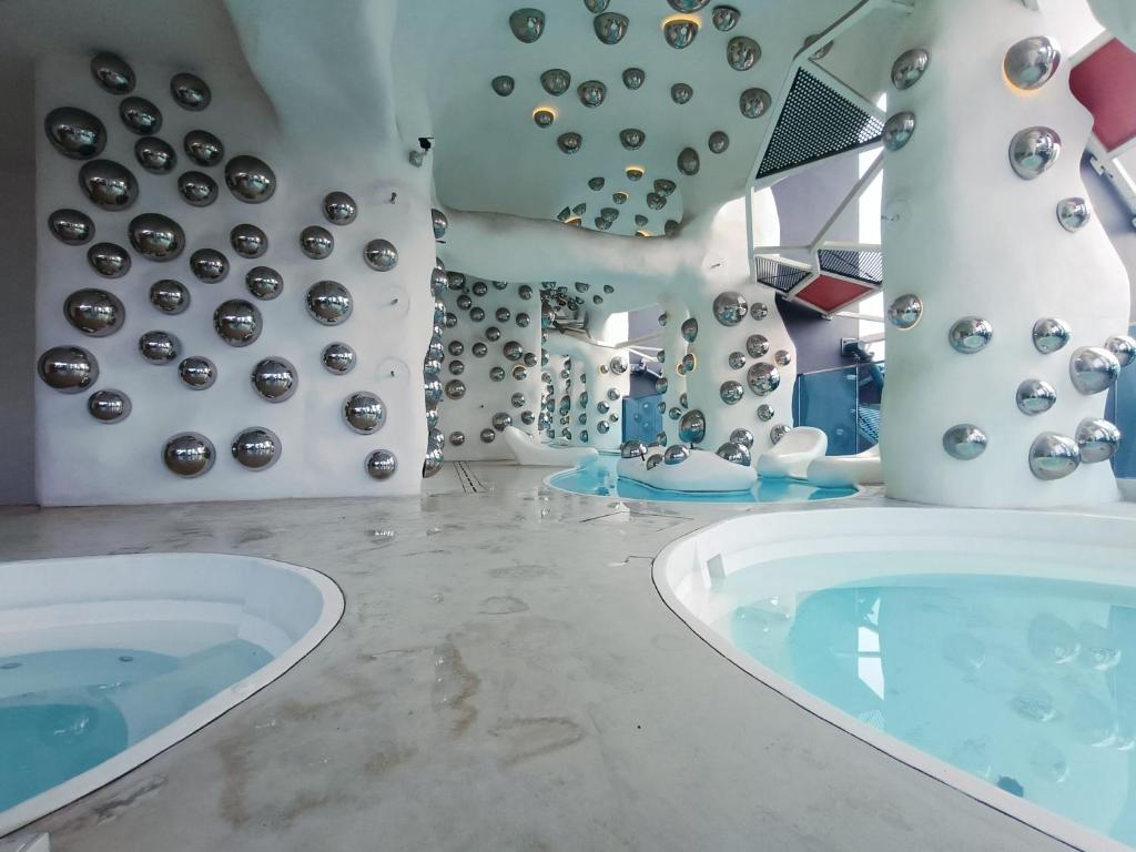 ein Badezimmer mit einer Badewanne mit einem Haufen Knöpfe in der Unterkunft Arte Plus by Stay Relax in Kuala Lumpur