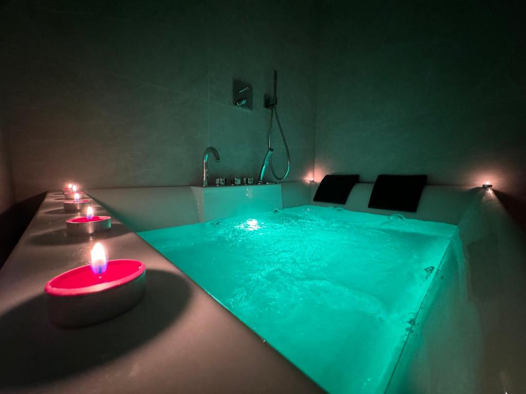 um quarto com uma piscina com duas velas acesas em MEG Glamour Suite em Milão