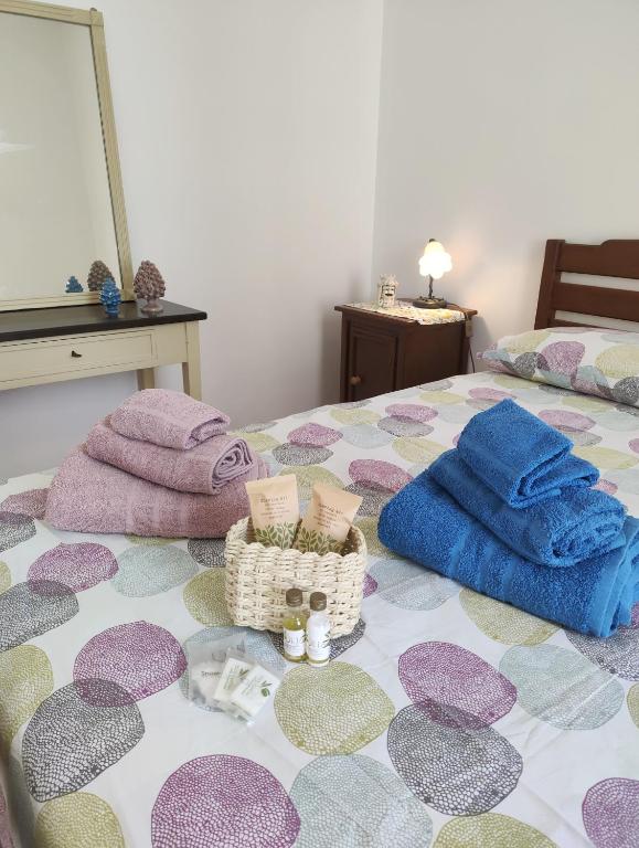 - une chambre avec 2 lits, des serviettes et une table dans l'établissement Via Mare, à Ficarazzi