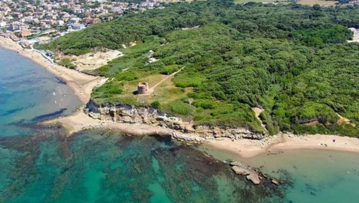 una vista aérea de una isla en el océano en Lavinio 100 mt dalla spiaggia, en Anzio