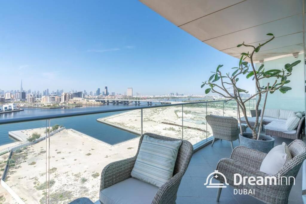 d'un balcon avec des chaises et une vue sur la ville. dans l'établissement Dream Inn - Contemporary 2BR Marsa Tower, à Dubaï