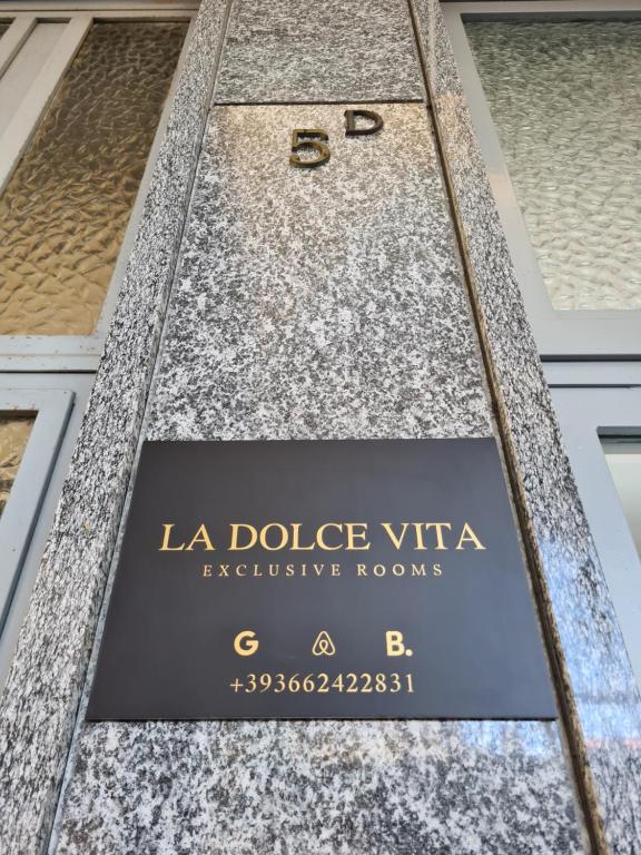 a sign on the side of a building at La Dolce Vita, appartamento al centro di Biella in Biella