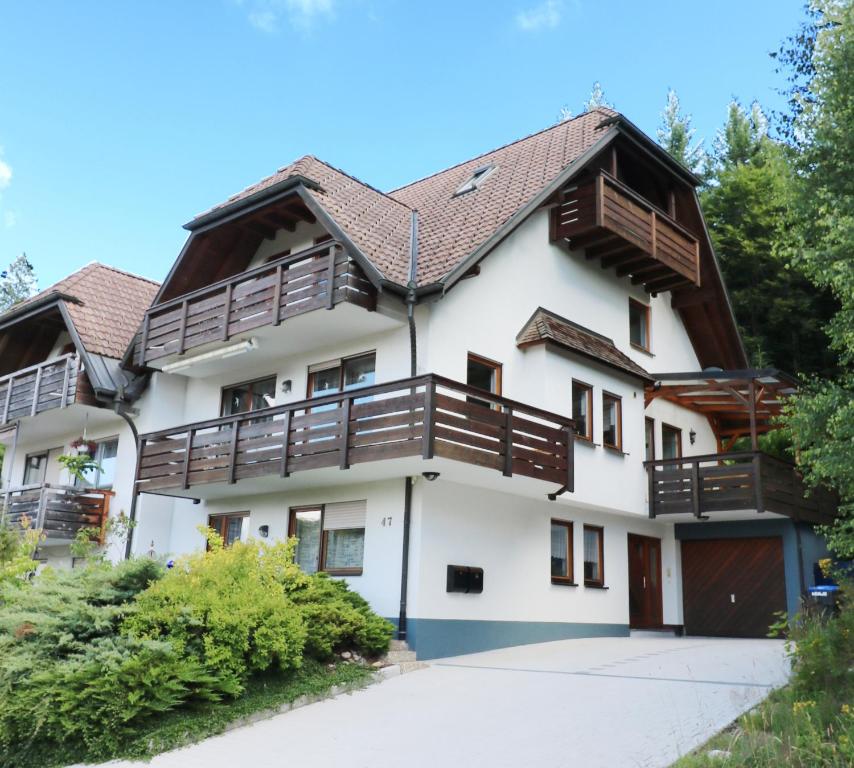 zewnętrzny widok na dom z drewnianymi balkonami w obiekcie Feriendomizil am Rössleberg, Hinterzarten w mieście Hinterzarten
