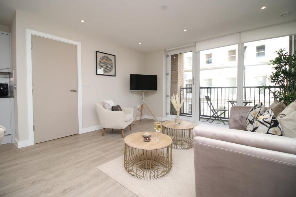 ein Wohnzimmer mit einem Sofa und einem Tisch in der Unterkunft Casablanca 3 - Cardiff Bay - 2 Bed Apartment in Cardiff