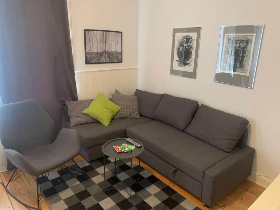 sala de estar con sofá y mesa en Wunderschöne 3 Zimmer Wohnung!, en Hamburgo