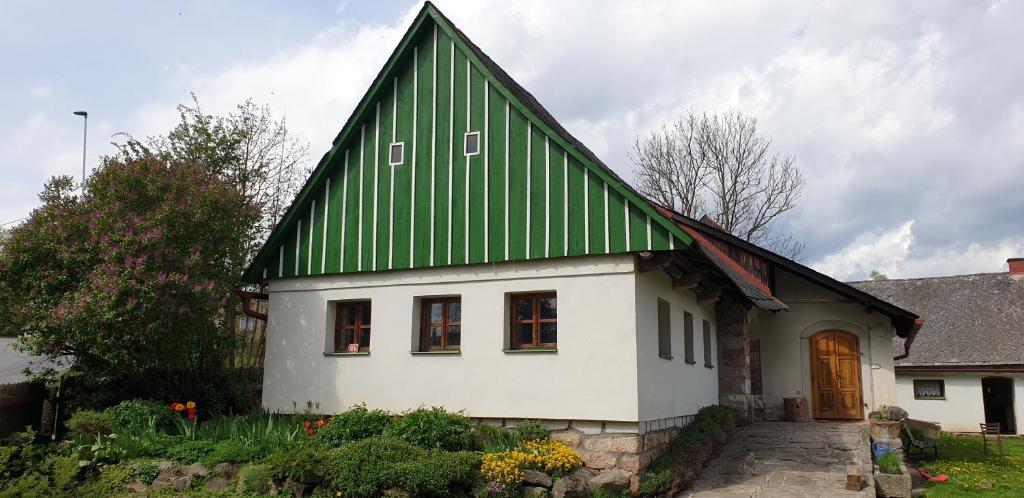 Casa blanca con techo verde en Chalupa Jestřebí en Velké Svatoňovice