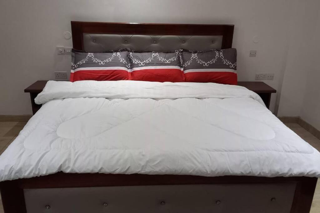 Ένα ή περισσότερα κρεβάτια σε δωμάτιο στο Modern serviced apartment.