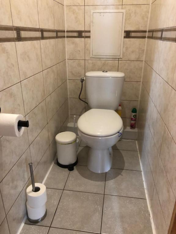 uma casa de banho com um WC branco e um espelho. em Apartments in the Sun CITY em Siauliai
