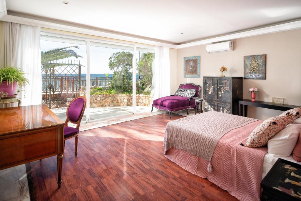 a bedroom with a bed and a view of the ocean at Casa Honey in Marbella