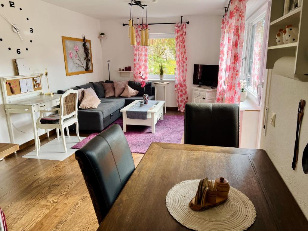 ein Wohnzimmer mit einem Tisch und einem Sofa in der Unterkunft Casparidyll in Sigmaringen