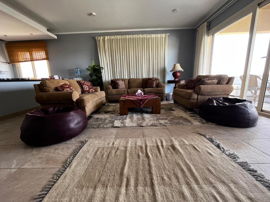 un soggiorno con 2 divani e un tappeto di Hacienda Bay Chalet Sidi Abdelrahman North Coast a El Alamein