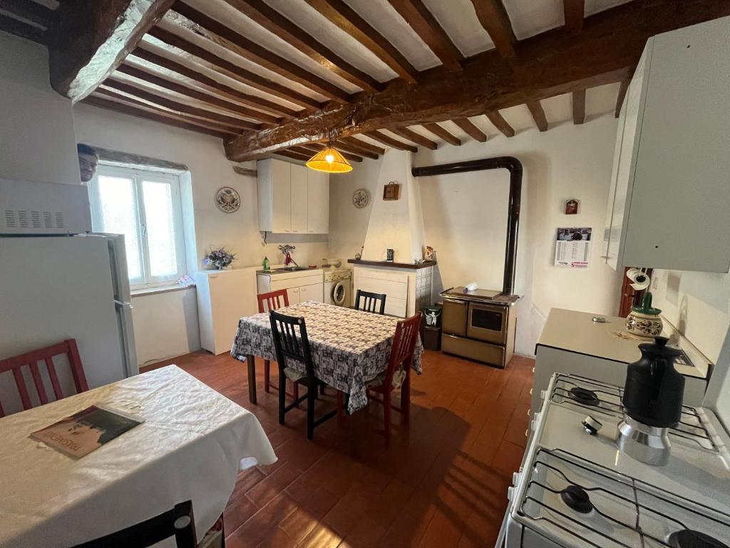 een keuken met een tafel en stoelen in een kamer bij Peaceful Holiday in Macchie