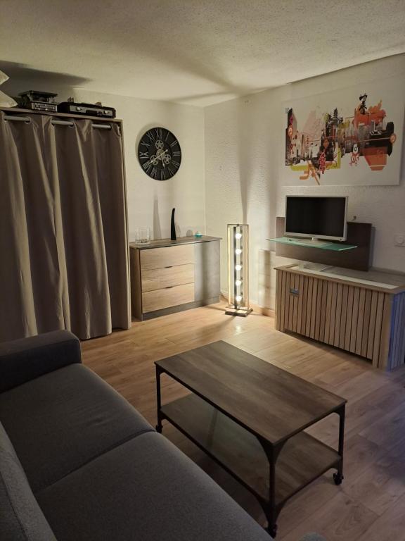 een woonkamer met een bank en een salontafel bij TERRA BELLA 2 in Grosseto-Prugna