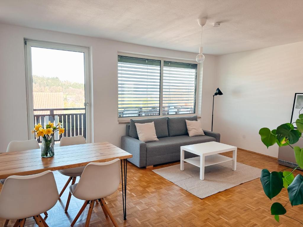 uma sala de estar com um sofá e uma mesa em Das Schmiedhofer in Bleiburg em Bleiburg