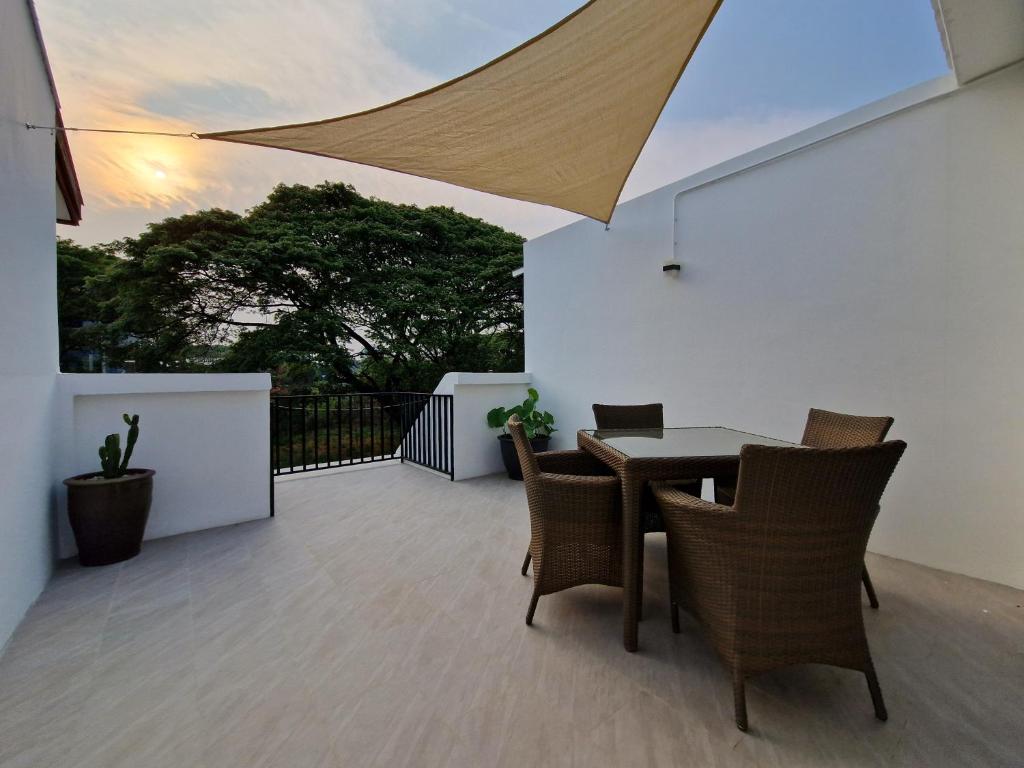 Balkón nebo terasa v ubytování Your Local Spacious 3-Story Home, Rooftop Views & King Beds near Night Bazaar