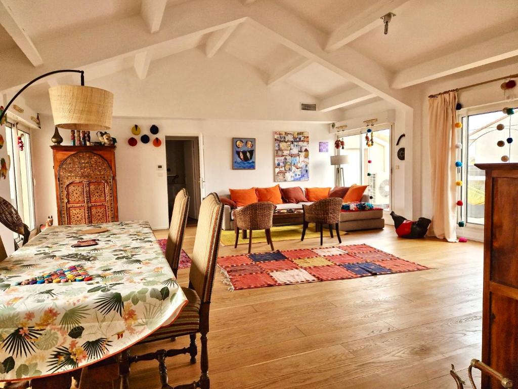 sala de estar con mesa y sofá en Colourful loft in Marseille, en Marsella