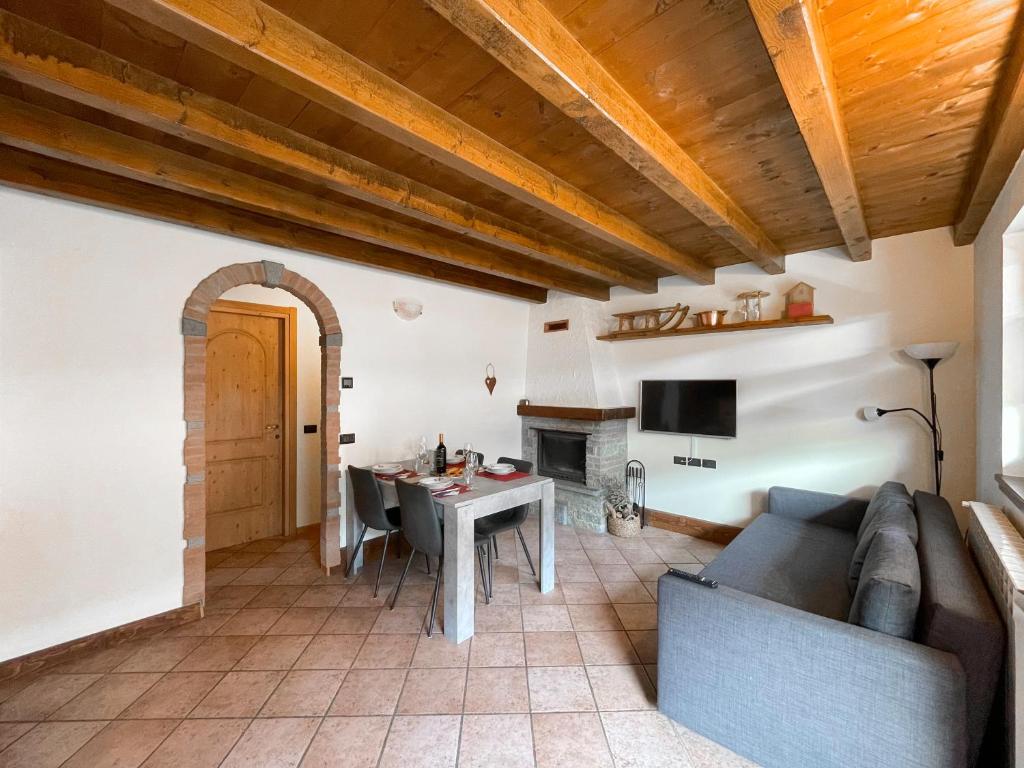 ein Wohnzimmer mit einem Sofa und einem Tisch in der Unterkunft Villetta a schiera, giardino privato e box doppio in San Pietro