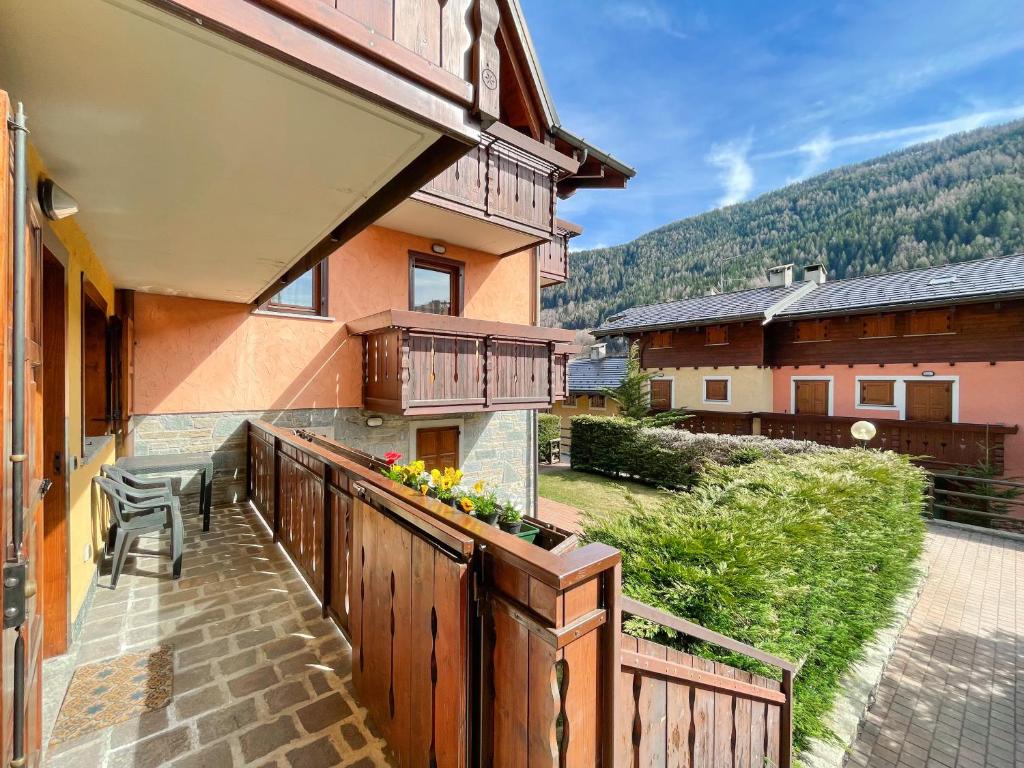 einen Balkon eines Hauses mit einem Holzzaun in der Unterkunft Villetta a schiera, giardino privato e box doppio in San Pietro