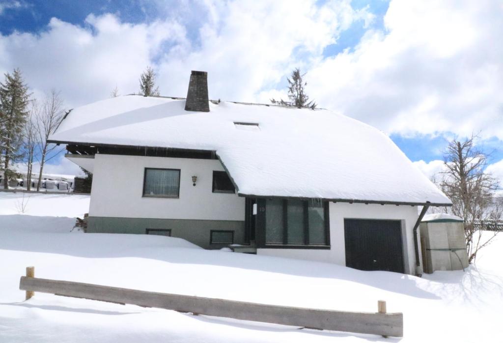 una casa cubierta de nieve en Schwarzwaldhaus Sonnenstraße, Oberried-Hofsgrund, Dreisamtal, en Oberried