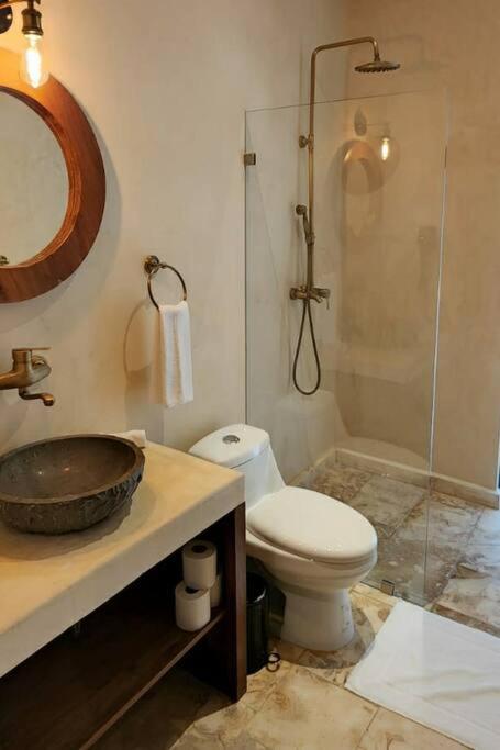e bagno con lavandino, servizi igienici e doccia. di Little Oasis with private pool in the jungle a Chemuyil