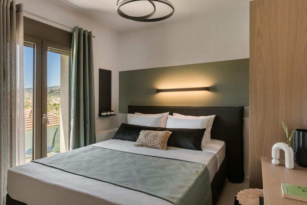 een slaapkamer met een groot bed met een raam bij APARKTION THE ZEPHYRUS STUDIO in Lixouri