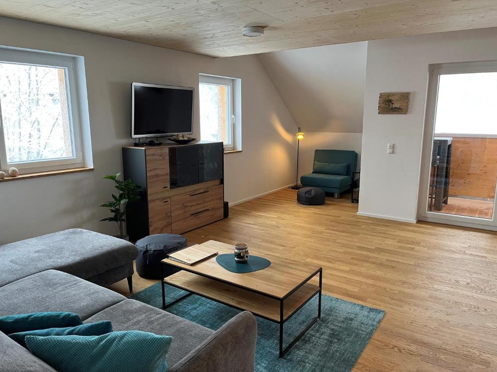 sala de estar con sofá y TV en Haus Wiesenquelle - Fewo 14 "Timeout", Feldberg en Feldberg