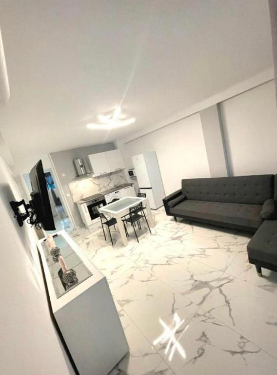 una sala de estar con un sofá y una mesa en Evasion Cannoise, en Cannes