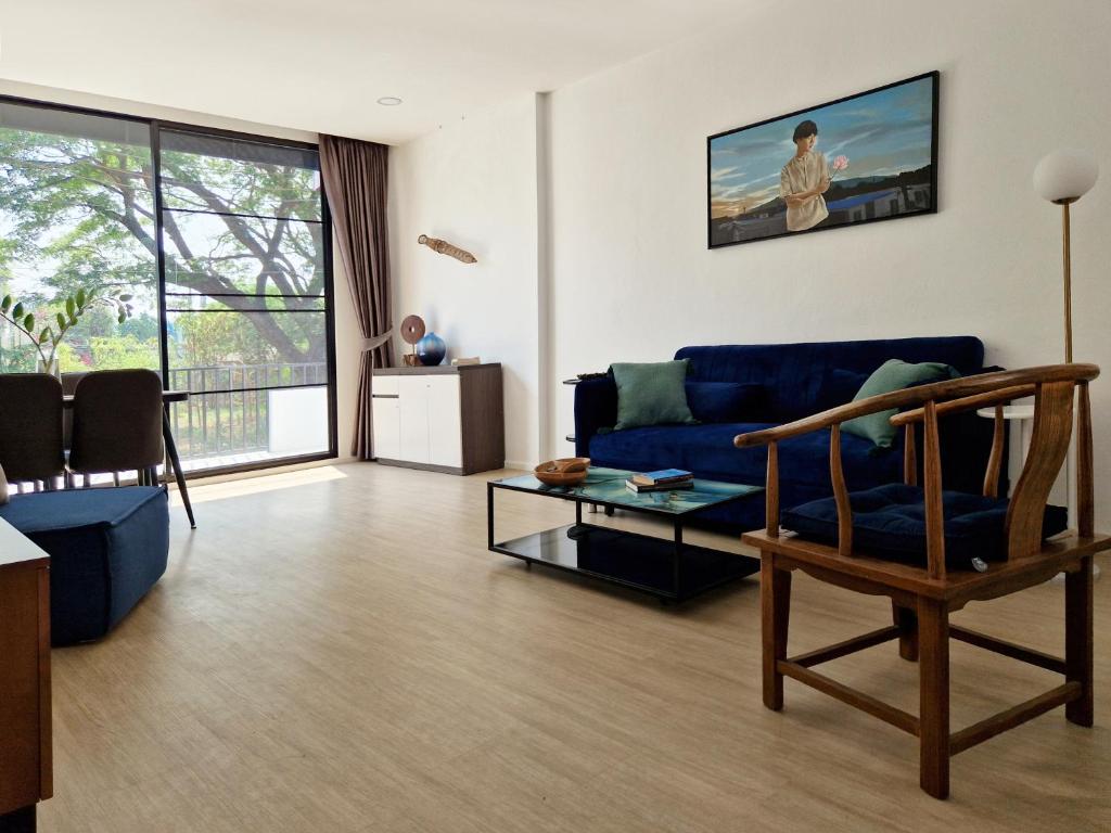 Posezení v ubytování Your Local Spacious 3-Story Home, Rooftop Views & King Beds near Night Bazaar